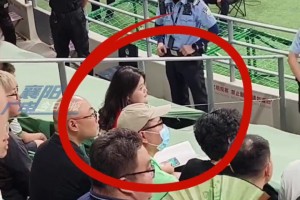 孤勇者！當(dāng)年一位海港女球迷獨(dú)自坐在國安球迷看臺(tái)，最終被勸離