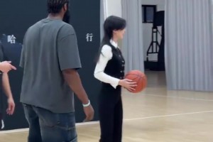 哈登：臺(tái)球桌上打不過王思諾，籃球場(chǎng)上總可以吧？