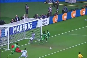 把對(duì)手都打笑了！世界杯名場(chǎng)面：尼日利亞門將戳了戳梅西的臉！