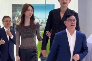 周鵬帶妻子提新車，這才叫郎才女貌