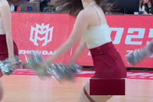 休賽期業(yè)務！WNBA中鋒安潔-里斯登上維密內(nèi)衣秀