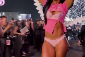 這是要改行當(dāng)模特？安吉爾-里斯參加維秘內(nèi)衣秀 這造型如何？??