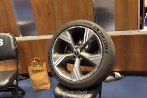 76人是真會(huì)欺負(fù)新秀啊，車?yán)锶麧M爆米花就算了，還把車胎拆了