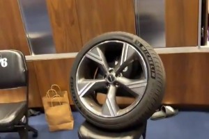 莊神整蠱新秀：把博納車輪胎拆下放到更衣室+車?yán)锶麧M爆米花??