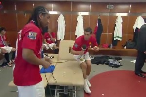 滿滿的回憶??！16年前的曼聯(lián)更衣室，C羅吃著漢堡采訪安德森！