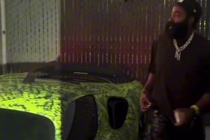 好潮啊！前段時間哈登出席紀錄片發(fā)布會 這一身夠時尚不？