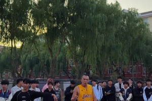垃圾話還很多！一位科比粉絲進(jìn)校園1v1零封化工大學(xué)隊(duì)長！