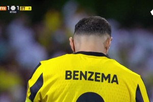 背鍋！本澤馬88分鐘點(diǎn)球被撲錯(cuò)失絕殺機(jī)會(huì)！