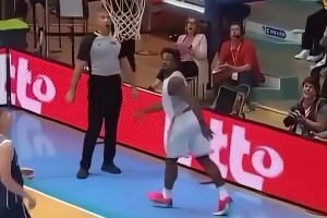 那些只有在電影里才會出現(xiàn)的時刻！約老師球感真的逆天?。? >
                                        </div>
                                    </div>
                                                                        <div   id=