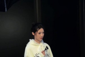 臺上臺下都是亮點?。∽孔R參加上海時裝秀活動 走到哪都是風景線