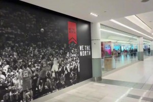 六年了，多倫多的機(jī)場墻上依然貼著