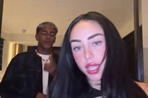 你倆真是興趣愛(ài)好玩到一塊兒的，亞馬爾和女友在酒店跳舞