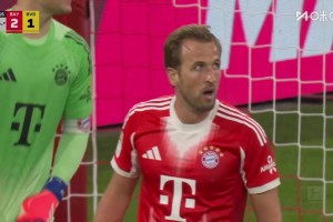 當(dāng)?shù)之?dāng)媽！凱恩回防飛鏟化解射門！本場踢中鋒踢中場又當(dāng)后衛(wèi)！