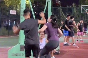 確實(shí)挺能打！野球場(chǎng)肘姐：做我的敵人你能撐多久？??