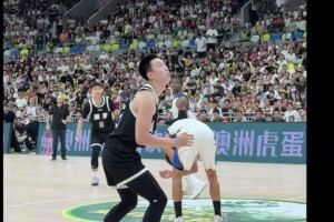 忍不住笑了！胡明軒想要分球外線，結(jié)果直接砸對手腦袋上??