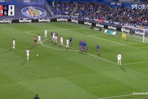 阿拉巴任意球攻門被神勇?lián)涑?！巴爾韋德小角度補(bǔ)射偏出！