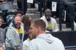 在球迷一片“MVP”的呼喊聲中，約基奇給大家表演了一記勉扣??