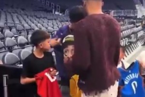 網(wǎng)傳威少沒在湖人球衣簽名？其實(shí)有后續(xù)！威少簽了腕帶送給湖蜜