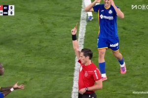 皇馬多打一人！恩約姆僅登場1分鐘對維尼修斯犯規(guī)被直紅罰下！