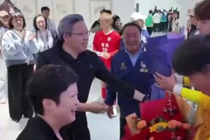 功臣！南通市委書記蘇超半決賽賽后給南通隊兩位門將送上鮮花?