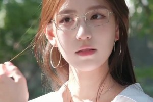 換賽道了？雞腿諾的校園風穿搭 確實是美啊~