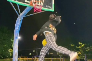 這是一個女孩能做出的動作嗎？轉身過人接360拉桿上籃~