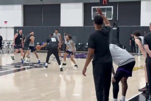 可圈可點(diǎn)！威少國王隊(duì)內(nèi)訓(xùn)練一鏡到底：助攻隊(duì)友+被包夾運(yùn)球失誤