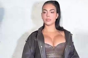 C羅老婆喬治娜穿皮褲現(xiàn)身時尚展會，這身穿搭看著好夸張啊??