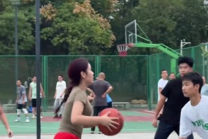 有一說一，紅褲子小姐姐的虛晃突破真的有點(diǎn)東西??????