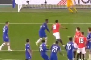 這就是足球的美妙吧！皮球在空中劃出一道漂亮的弧線！