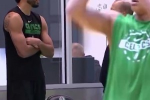 凱蜜心頭一緊？錫伯杜現(xiàn)身凱爾特人訓(xùn)練館，和塔圖姆相談甚歡