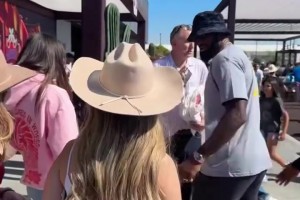 湖人隊內(nèi)訓(xùn)練精彩一幕：里夫斯單挑助教，一個背后變向?qū)⑵浠蔚? >
                                        </div>
                                    </div>
                                                                        <div   id=