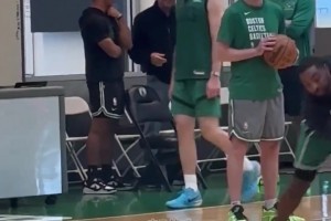 驚！前尼克斯主帥錫伯杜現(xiàn)身凱爾特人訓(xùn)練場！這是要搞事情？