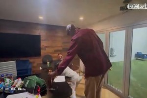 這倆老頭真是長不大??！KG找皮爾斯展示自己新學(xué)的功夫！