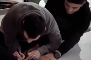 手動(dòng)印鈔機(jī)！名場(chǎng)面：梅西為球迷的二星阿根廷球衣畫上了第三顆！