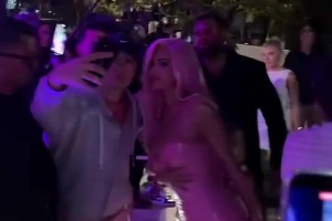 依然性感！金小妹凱莉-詹娜化身白發(fā)魔女