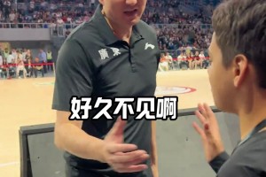 提前預(yù)定？威姆斯帶兒子觀賽廣東男籃 杜鋒：以后一定來宏遠打球