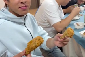 說到做到！網(wǎng)友真的給蘇超南通門神蔡天龍“加雞腿”??