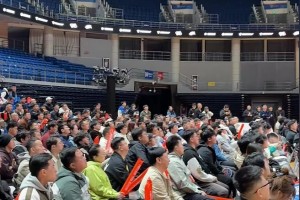 人很多?。∏鄭u隊(duì)在球館內(nèi)組織球迷一起觀看楊瀚森NBA首秀~