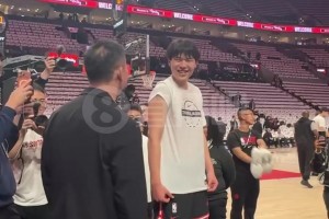 見證NBA常規(guī)賽首秀！劉維偉與楊瀚森師徒見面，一陣熱聊啊~