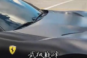 豪車?。【W(wǎng)友偶遇布朗尼開著新?lián)Q的法拉利812來到球館~