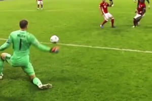 ??麒麟臂vs金剛腿！C羅近距離暴力射門，諾伊爾竟能單掌擋出！