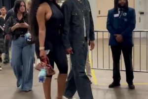 這身材確實夸張！??克萊賽后與女友馬冬梅手牽手離場