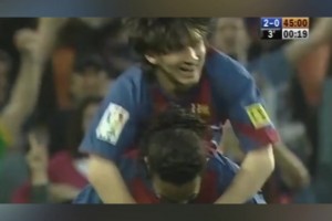 青澀！17歲梅西巴薩處子球！送出助攻的小羅背起梅西慶祝！