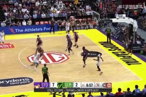 每一場都讓人熱血沸騰！“大魔王”周琦在澳洲聯(lián)賽各種空接暴扣！