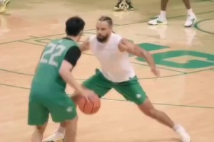 俄勒岡大學(xué)隊內(nèi)訓(xùn)練！林葳運球一步晃開到訪的學(xué)長狄龍布魯克斯！