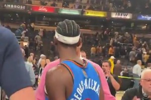 上季總決重演！猜猜賽后哈利伯頓對55分的亞歷山大說了什么？