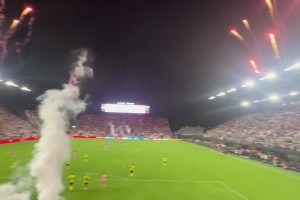 放煙花慶祝！現(xiàn)場球迷視角拍攝梅西頭球沖頂破門！