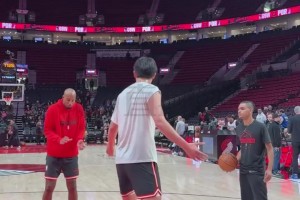 楊瀚森賽前護框練習，今天看來要化身籃下擎天柱！