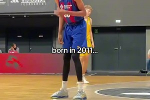 美媒稱這是字母哥和文班亞馬的結(jié)合體，至少長相真的像??